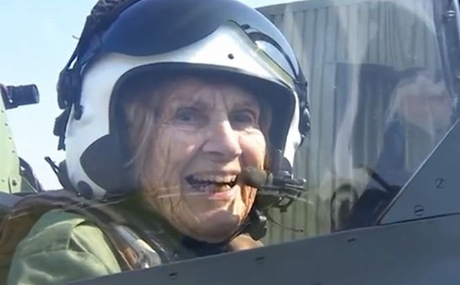 &quot;M-am simţit din nou tânără&quot;. &quot;Revederea&quot; impresionantă dintre o veterană de război de 92 de ani şi avionul său preferat