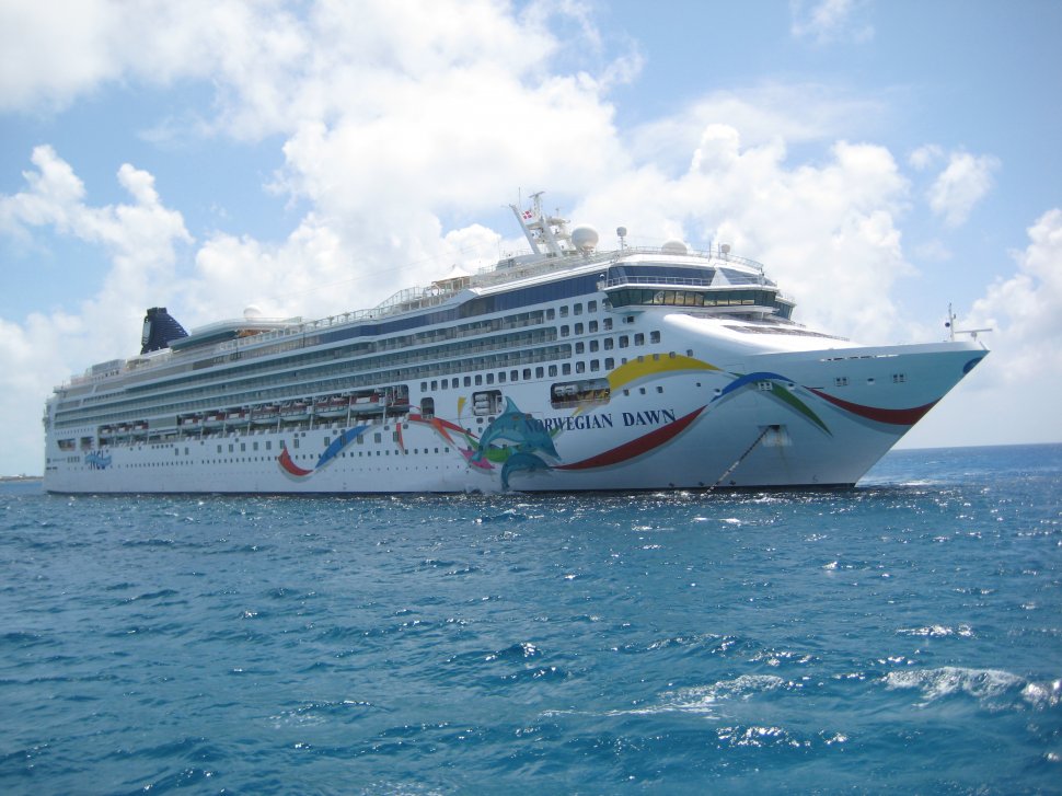 O navă de croazieră cu 2.675 de pasageri la bord A EŞUAT în reciful din Bermuda 