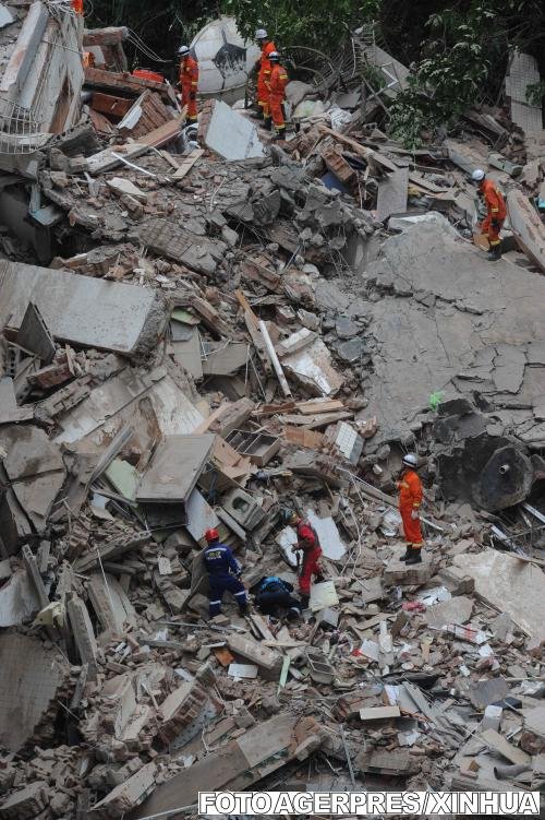 Un bloc de nouă etaje s-a prăbuşit în China, după o alunecare de teren