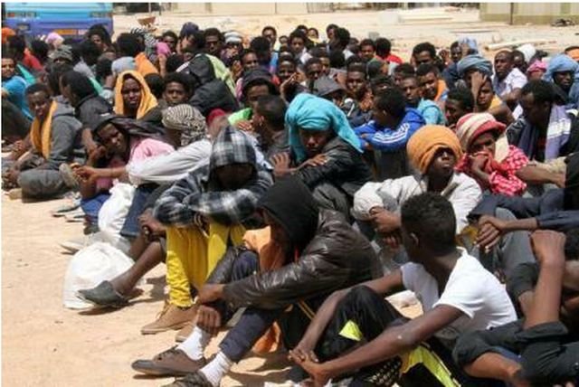 Aproape 900 de imigranți au fost salvaţi în Marea Mediterană
