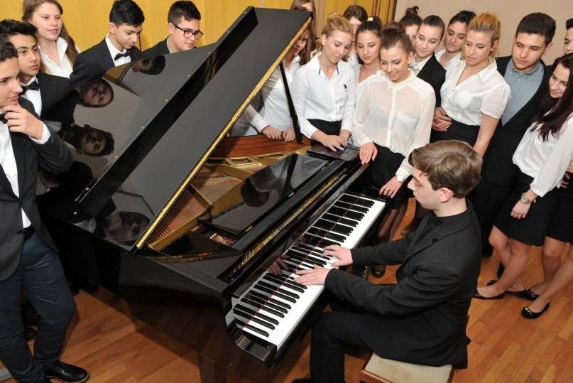 Smiley sare în ajutorul elevilor talentaţi de la Dinu Lipatti: &quot;Susţin Campania Un pian pentru Lipatti. Vă rog să o suţineţi şi voi&quot;