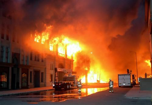 Zeci de locatari, evacuaţi în urma unui incendiu