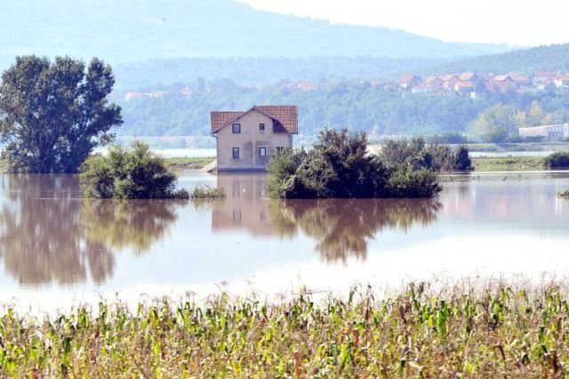 Cod Galben de inundații pe râuri din 10 județe, până luni după-amiază 