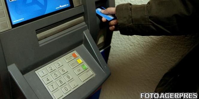 Trei bulgari, arestaţi după ce au instalat dispozitive de copiere a datelor pe bancomate din Bucureşti 