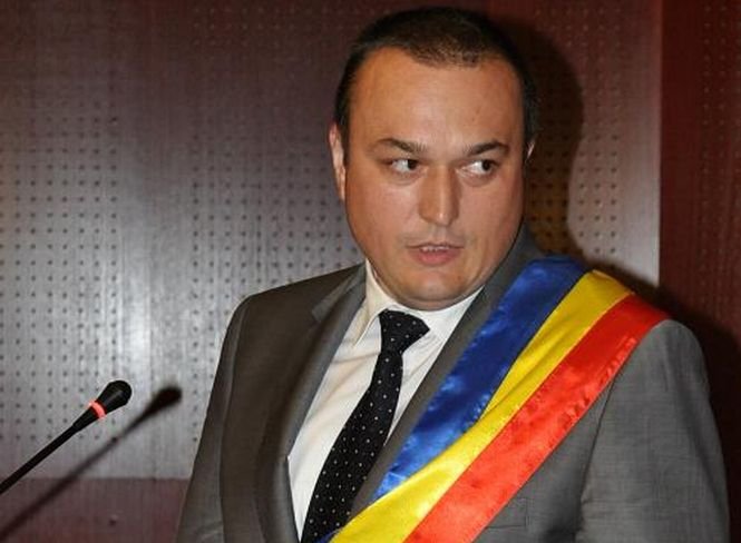 Fostul primar din Ploieşti, Iulian Bădescu, judecat pentru 12 infracţiuni de corupţie