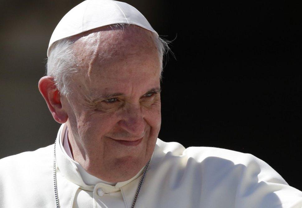 Papa Francisc nu se uită la televizor de 25 de ani, nu stă pe internet şi citeşte un singur ziar