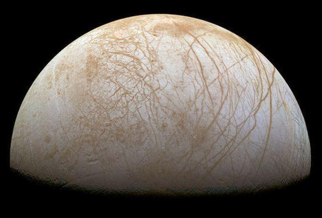 &quot;Mediul este perfect pentru susţinerea vieţii&quot;. NASA trimite o sondă spaţială spre satelitul lui Jupiter, Europa 