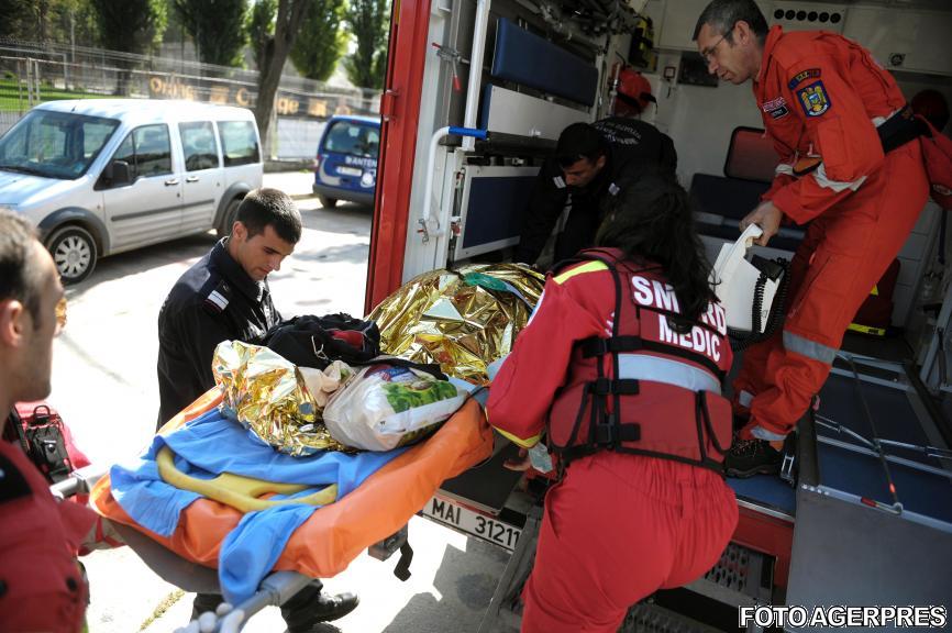 Un bărbat a ajuns la spital în stare gravă, după ce a fost lovit în plin de o maşină - VIDEO