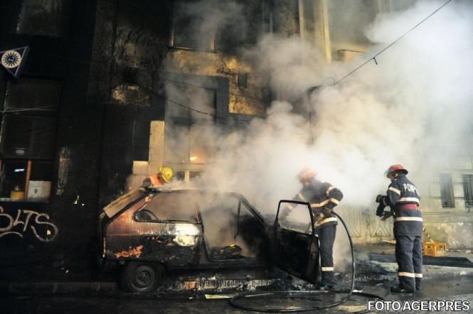 O maşină a fost distrusă de flăcări, în oraşul clujean Gherla. Proprietarul abia o cumpărase