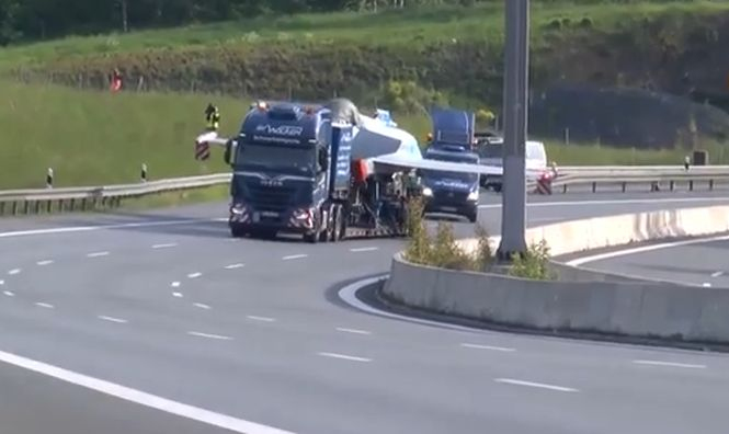 Un avion a blocat traficul pe o autostradă din Germania. Cum a fost posibil