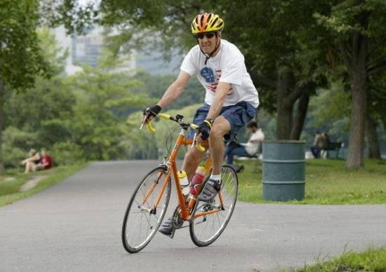 John Kerry, accident de bicicleta în Elveţia. A fost trasportat cu elicopterul la spital