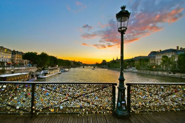Parisul renunţă la una din cele mai romantice tradiţii. Mii de îndrăgostiţi din întreaga lume sunt revoltaţi