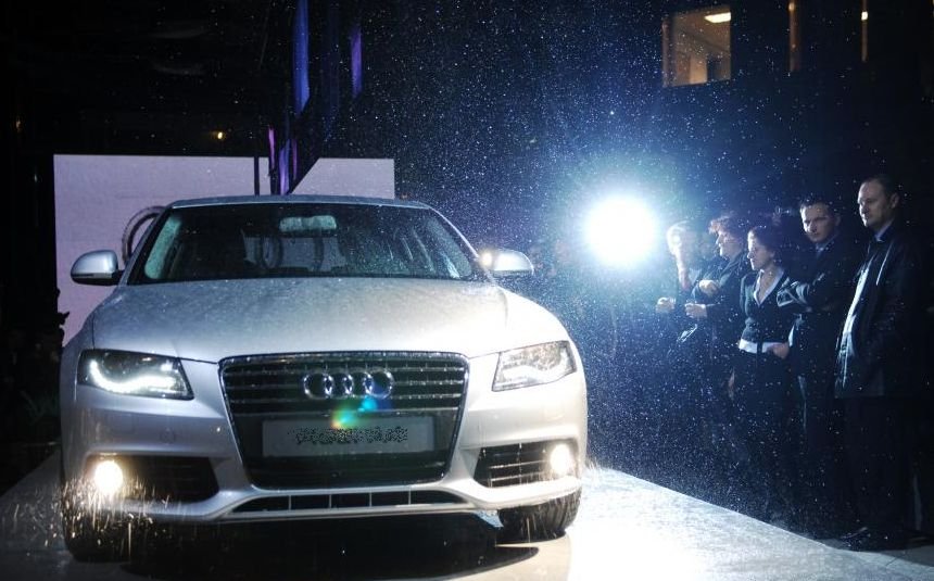 Cel puţin 20 de maşini au fost distruse după ce acoperişul unui showroom Audi s-a prăbuşit