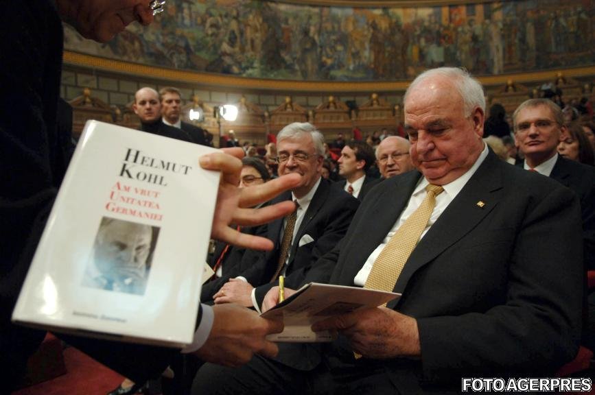 Helmut Kohl se simte bine după două intervenții chirurgicale la șold 