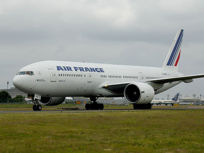 Un Boeing 777 al Air France a efectuat o aterizare de urgență la Habarovsk, cu un motor defect