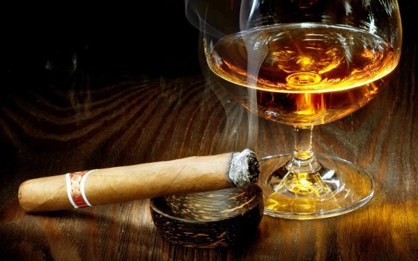 Guvernul ceh a aprobat interzicerea fumatului în restaurante și baruri 