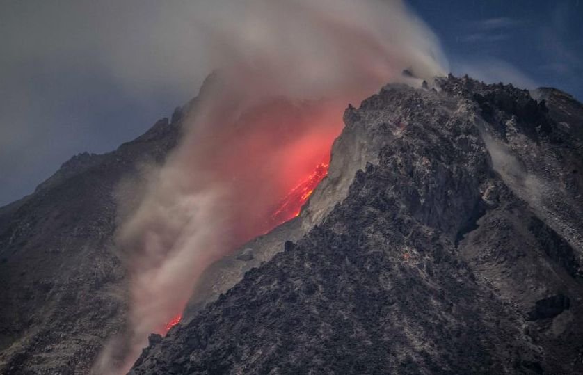 Nivel MAXIM de ALERTĂ în zona Vulcanului Sinabung. Indonezia a început deja evacuarea a peste 6.000 de oameni