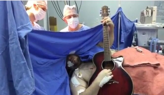 Un brazilian a cântat la chitară în timp ce medicii îl operau pe creier. VIDEO