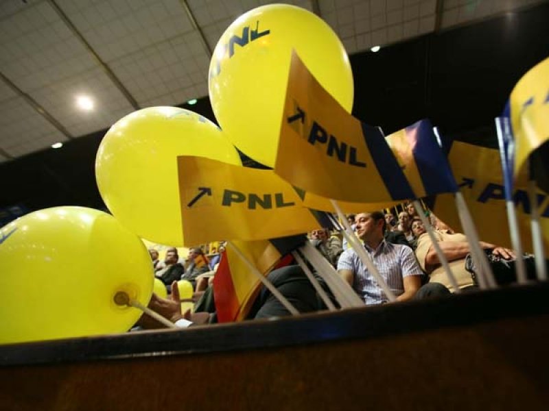 Poziţia liderilor PNL faţă de situaţia premierului: &quot;Din punct de vedere strategic, PSD-ul ar trebui să pună presiune pe Victor Ponta&quot;