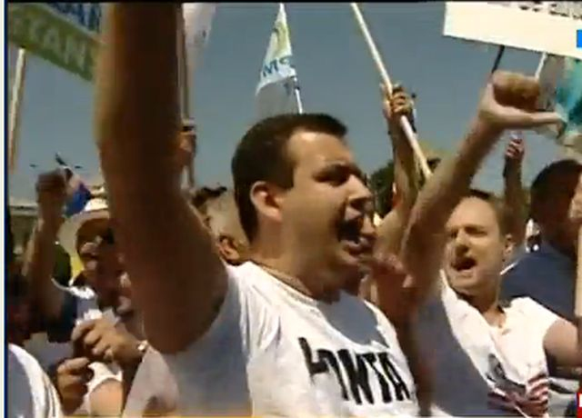 Protest ILEGAL în Piaţa Victoriei! Se cere demisia lui Ponta, oamenii s-au îmbrâncit cu jandarmii şi au încercat să ocupe carosabilul