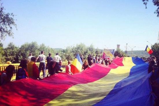 A 300-meter tricolor flag linked Romania to Moldova at the bridge over the Prut from Sculeni