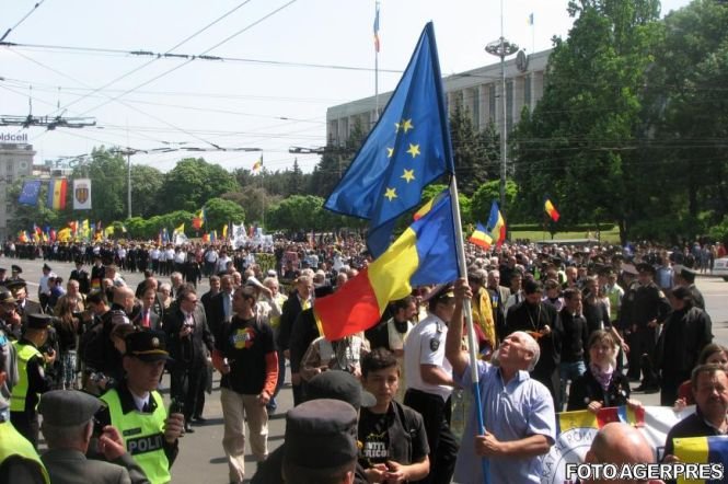 Mii de oameni au participat la un protest antiguvernamental, la Chişinău