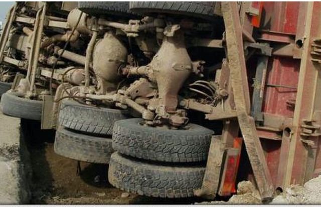 Tragedie în Munţii Anzi! Un camion plin cu ELEVI a căzut într-o prăpastie