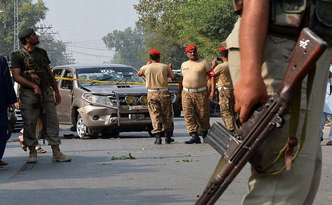 Un terorist sinucigaş a omorât şapte soldaţi în NV Pakistanului