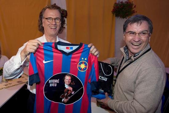 André Rieu received a gift from Steaua, two customized T-shirts of the team