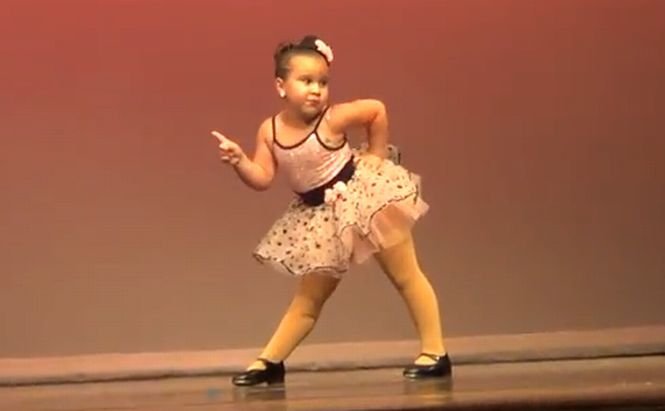 O fetiţă de 6 ani a cucerit internetul cu un dans adorabil
