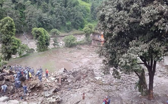 Alunecările masive de teren din Nepal au provocat moartea a cel puţin 36 de persoane
