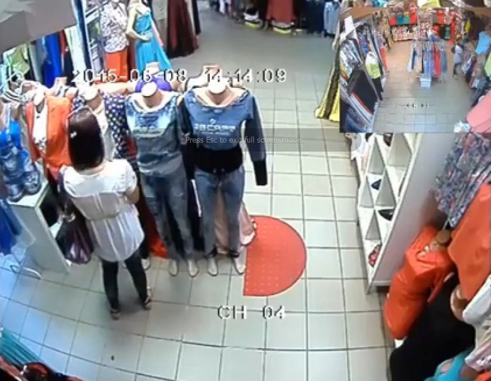 Două fete au fost surprinse de camerele de supraveghere în timp ce furau haine de pe manechine