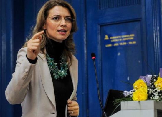 Alina Gorghiu, prinsă cu negocierea pe masă