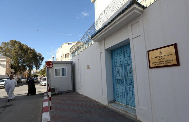 Atac islamist la consulatul Tunisiei din Tripoli. Zece funcţionari au fost răpiţi