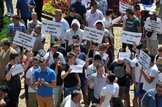 Proteste în ţară pentru DEMISIA lui Ponta, în timpul votului la moţiunea de cenzură
