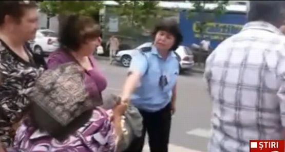 Bătrână bruscată de poliţişti pentru evaziune cu pătrunjel