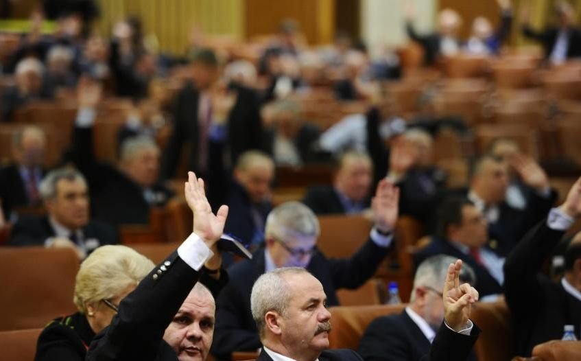 Parlamentarii îşi votează pensiile speciale în plenul de marţi. Câţi bani vor primi în plus 