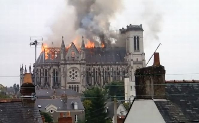 O catedrală istorică din Nantes a fost cuprinsă de flăcări. Întreg acoperişul a fost distrus (VIDEO)