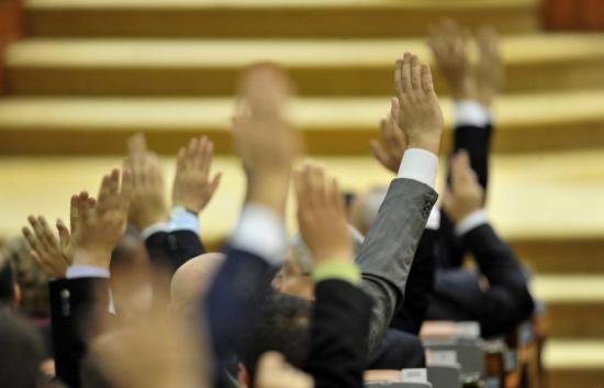 Parlamentarii îşi votează pensiile speciale. Bugetul, pus în dificultate dacă legea va trece de Parlament