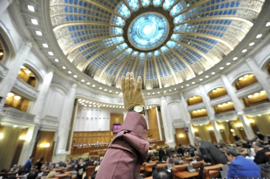 Aleşii din Parlament şi-au votat pensiile de lux. Câţi bani vor primi dacă preşedintele Iohannis promulgă legea
