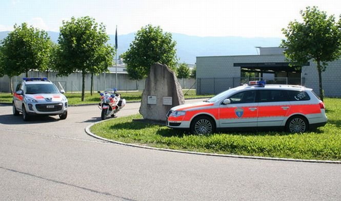 Un român a ajuns la închisoare, după ce a târât cu maşina un poliţist elveţian 
