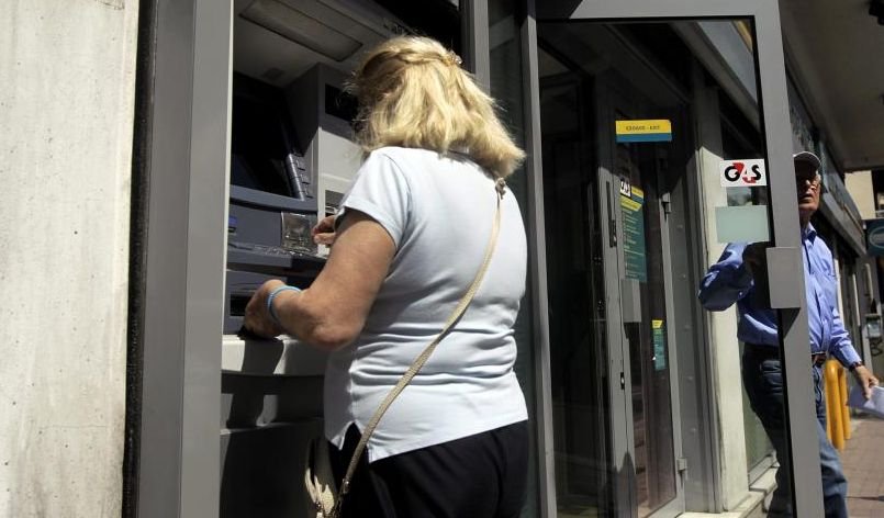 Grecii au retras 800 de MILIOANE DE EURO într-o SINGURĂ ZI din băncile elene