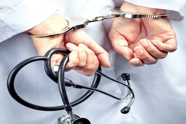 Şeful Serviciului de expertiză medicală din Brăila şi un alt doctor, arestaţi pentru 29 de zile 