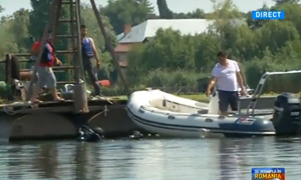 Ambarcaţiunea implicată în accidentul de la Snagov este scoasă din lac. La operaţiune participă inclusiv doi scafandri