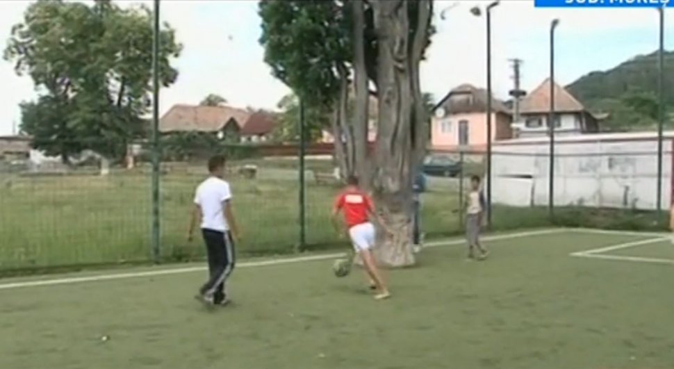INEDIT: Teren de fotbal amenajat în jurul unui stejar secular, într-o localitate din Mureş