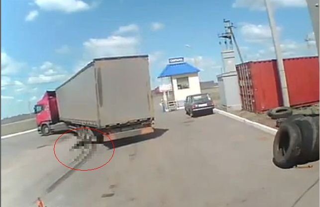 Accident ÎNGROZITOR! STRIVIT, apoi TÂRÂT zeci de metri sub roţile unui camion de un şofer beat (VIDEO)