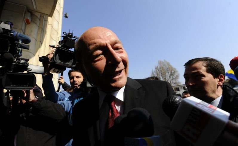 Băsescu vede aranjamente între Ponta şi Iohannis
