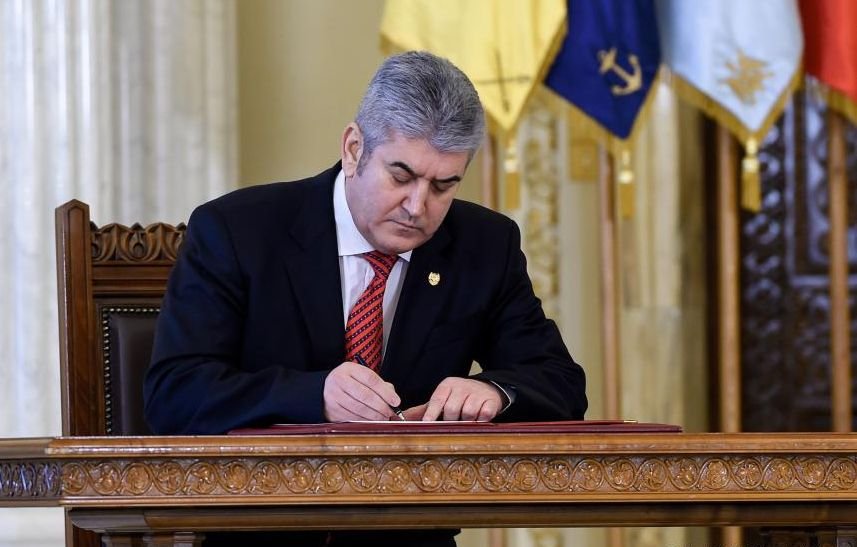 Iohannis l-a desemnat pe Oprea prim-ministru interimar al Guvernului României. Decretul a fost publicat în Monitorul Oficial