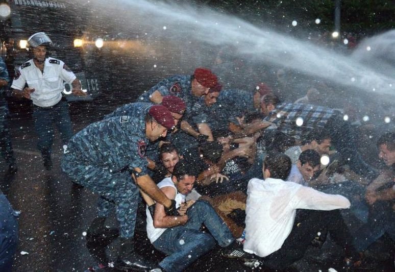 Protestatarii reţinuţi la Erevan, luni seară, au fost eliberaţi de poliţia armeană