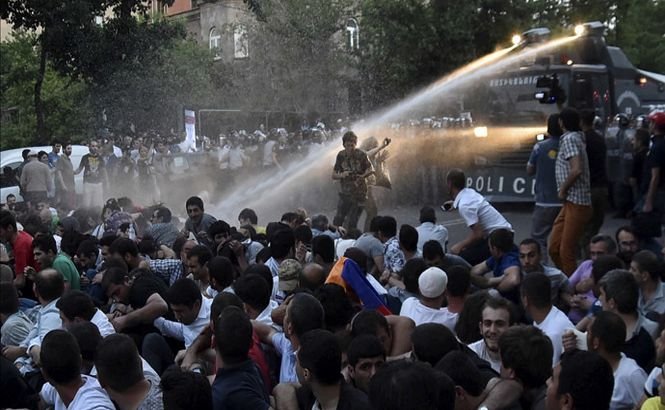 Proteste violente în Armenia. Sute de persoane au fost arestate şi mulţi manifestanţi au fost răniţi în confruntările cu forţele de ordine (VIDEO)